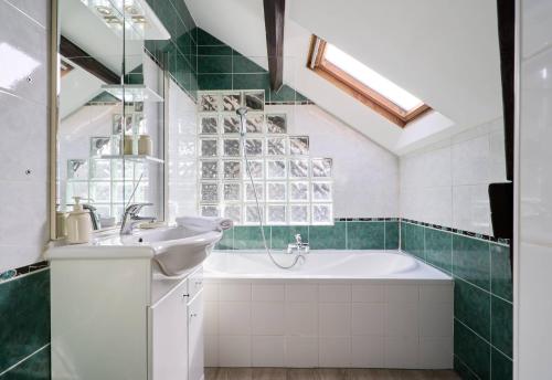 a bathroom with a tub and a sink at LE NID DE LA GLORIETTE Hyper centre NANTES in Nantes