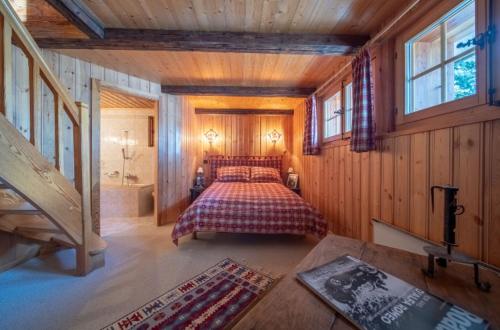 เตียงในห้องที่ La Ruinette-charming 1-bed With Southfacing Views