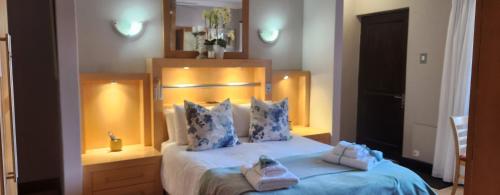 een slaapkamer met een bed met handdoeken erop bij The Wooden Leg Guesthouse in Kleinmond