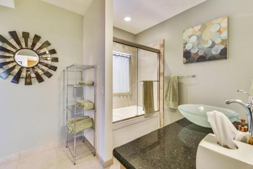 een badkamer met een wastafel, een bad en een spiegel bij Slopes_loft in Brian Head