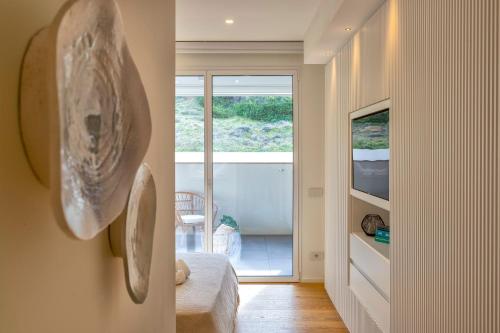 a hallway with a door to a room with a window at The Fetch - Residenze Esclusive sull'Acqua in Alghero