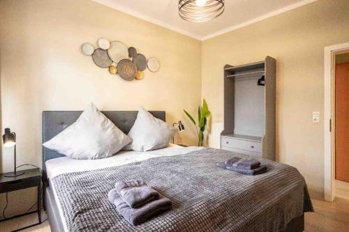 ein Schlafzimmer mit einem großen Bett mit Handtüchern darauf in der Unterkunft Villa Augusta am Kurpark Apartment 7 in Bad Salzuflen