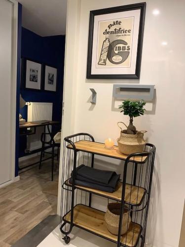 une chambre avec une table et une plante sur un mur dans l'établissement Le Tribunal - Studio près de l’avenue des Vosges, à Strasbourg