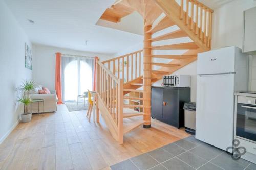 uma cozinha com uma escada de madeira numa sala de estar em La Halle Du Roi Parking Insead em Fontainebleau