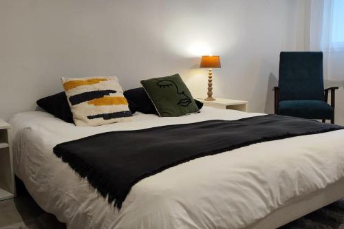 Tempat tidur dalam kamar di L'élégante, 2 pers, centre ville Soyaux