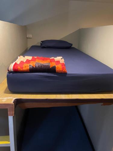 Premium Party Hostel tesisinde bir odada yatak veya yataklar