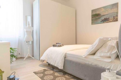 una camera da letto con un letto e un dipinto sul muro di ROSSENA HOME tranquillo appartamento, con giardino, vicino al centro ed all'Ospedale Santa Maria Nuova SMN a Reggio Emilia