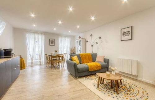 un salon avec un canapé et une table dans l'établissement Le jardin des Hautes Presles Dame Jouanne City, à Fontainebleau