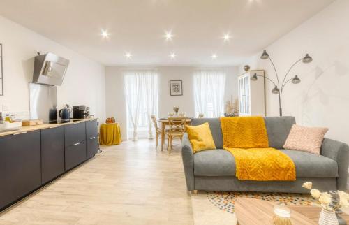 un salon avec un canapé et une table dans l'établissement Le jardin des Hautes Presles Dame Jouanne City, à Fontainebleau
