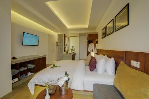TV a/nebo společenská místnost v ubytování Solitaire Damnak Villa Hotel