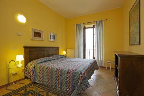 CarmineにあるLa Terrazzaのベッドルーム1室(ベッド1台、ドレッサー、窓付)