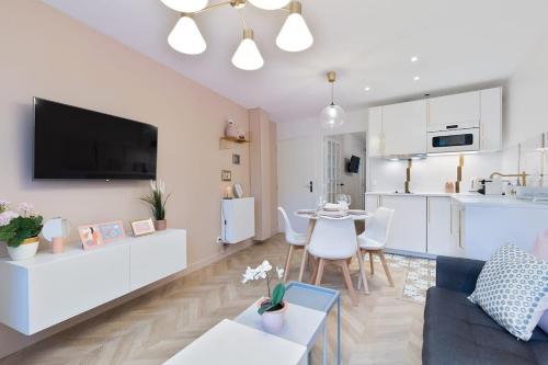 un salon avec un canapé et une table dans l'établissement Palm Springs - City Center - Fontainebleau, à Fontainebleau