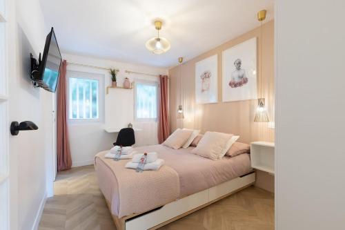 une chambre avec un grand lit dans une pièce dans l'établissement Palm Springs - City Center - Fontainebleau, à Fontainebleau