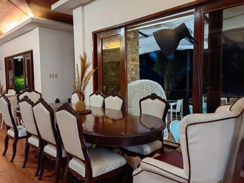 a dining room with a table and chairs at Villas by Eco Hotels in Mataasnakahoy