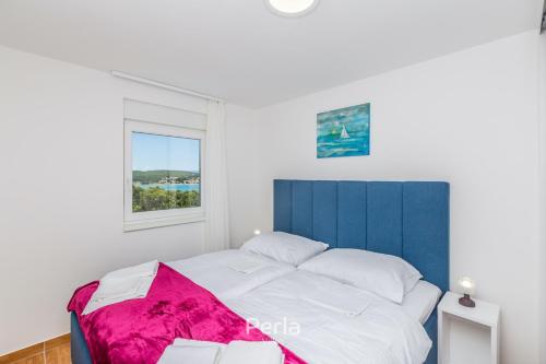 Postel nebo postele na pokoji v ubytování House CAPRI with heated pool and sea view