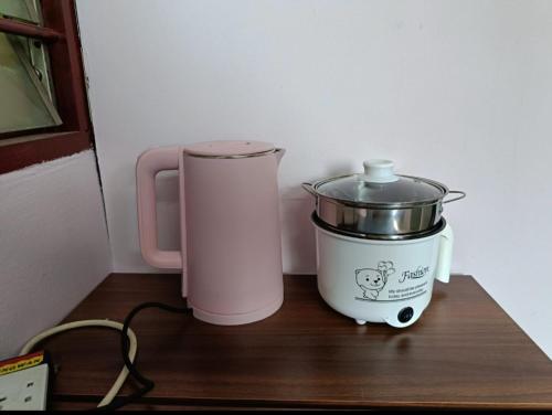 Příslušenství pro přípravu čaje a kávy v ubytování Homestay Budget Alor Setar