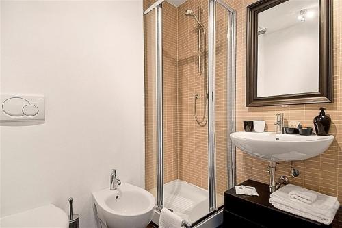 La salle de bains est pourvue d'un lavabo, de toilettes et d'une douche. dans l'établissement Apartments Florence - San Gallo 3, à Florence