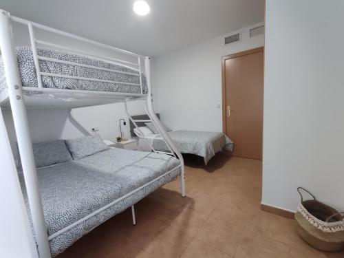 1 dormitorio con 2 literas y sofá en Apartamento en Sevilla con piscina y parking, en La Algaba