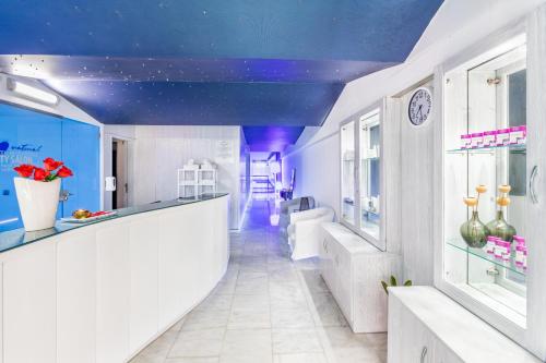 a bathroom with a blue ceiling and a counter at Alexandre La Siesta in Playa de las Americas