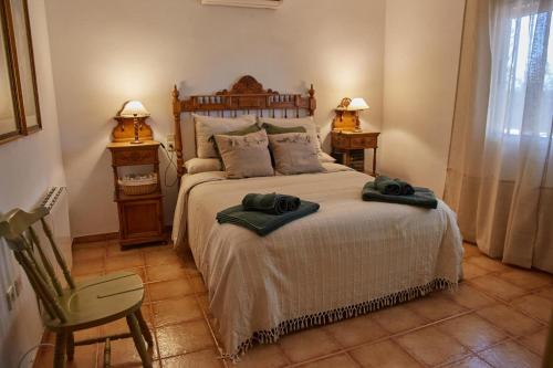1 dormitorio con 1 cama con 2 toallas en El Cortijo, en Hellín