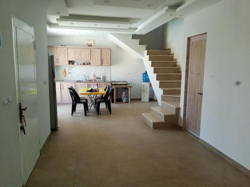 Riḩāb的住宿－شاليه الضياء，房屋内的厨房和用餐室,设有楼梯