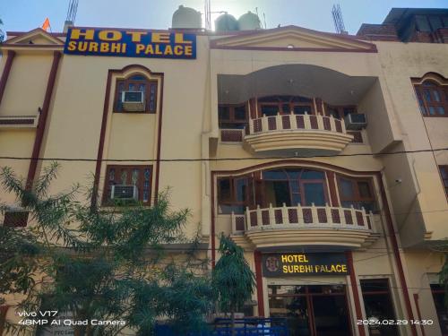 - un bâtiment avec un palais d'hôtel sur le côté dans l'établissement Hotel Surbhi palace, à Jaipur