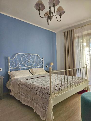 a bedroom with a bed with a blue wall at Da Nella Dimora di Campagna - Maison à Porter in Vasto