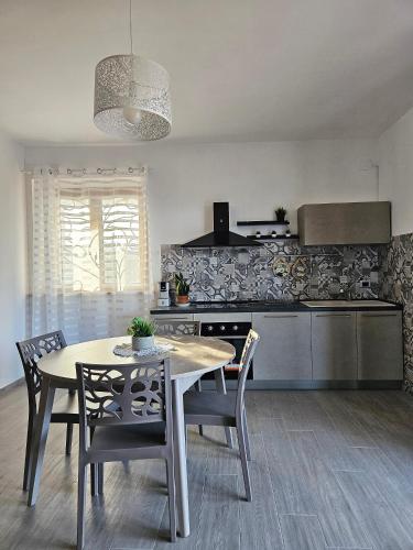 uma cozinha com uma mesa e cadeiras numa cozinha em Da Nella Dimora di Campagna em Vasto