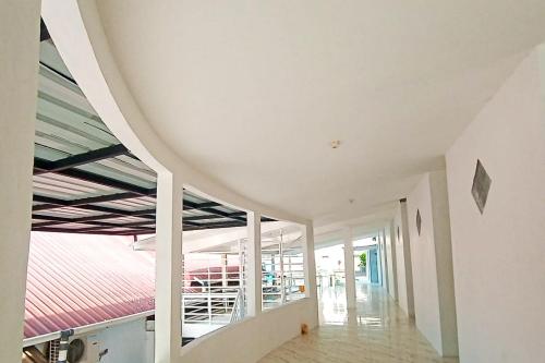 un pasillo vacío de un edificio con techo en RedDoorz Syariah Near Balai Meuseuraya Aceh en Lamnyong