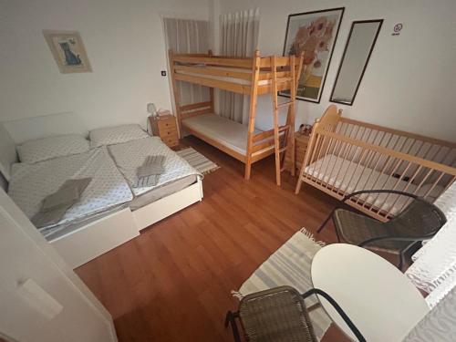 Kalinkovo的住宿－dom pri X Bionic Sphere s bazenom a zahradou，小房间设有两张床和一张婴儿床