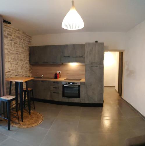 une cuisine avec un évier et une cuisinière four supérieur dans l'établissement Logement cosy, à Nîmes