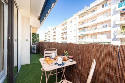 une table sur le balcon d'un appartement dans l'établissement Appartement Le Marly - Happy Rentals, à Antibes