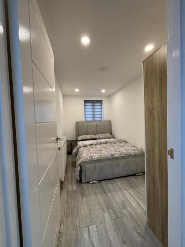 a small bedroom with a bed and a closet at Cozy 2 Bed Property in High Wycombe Tn in High Wycombe
