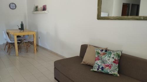 a living room with a couch and a table at Casa para 5 Personas con garaje - Jilguero in Posadas