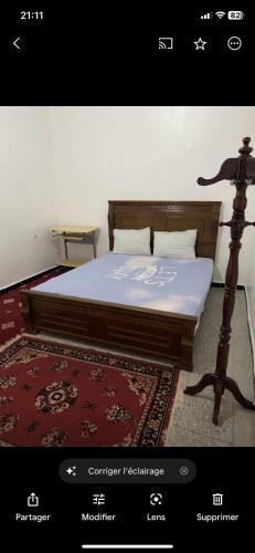 uma fotografia de um quarto com uma cama em Appartement à 8 mn de mehdia plage em Kenitra
