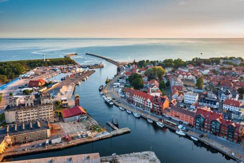 una vista aérea de una ciudad con puerto en Apartamenty Bałtyckie - Bulwar Portowy - widok na port, centrum, najlepsza lokalizacja w Ustce, en Ustka