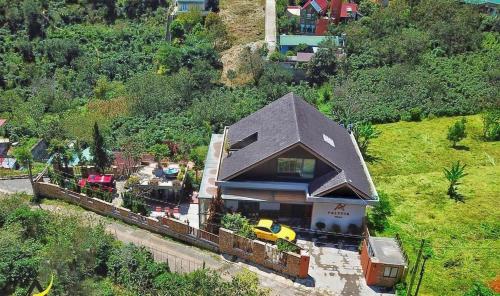 una casa en una colina con un coche amarillo en Palynia en Xuan An