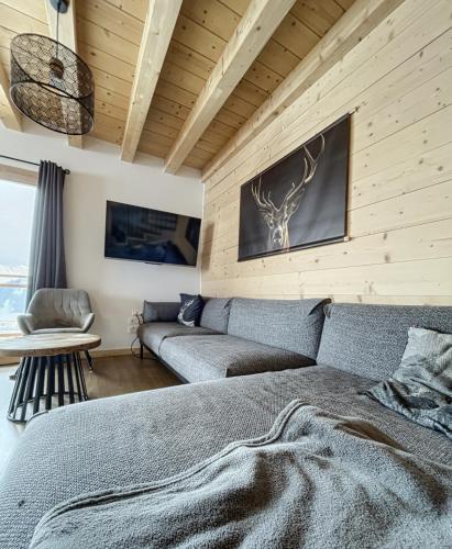une chambre avec un lit, un canapé et une table dans l'établissement Chalet Le Clapière, à La Toussuire