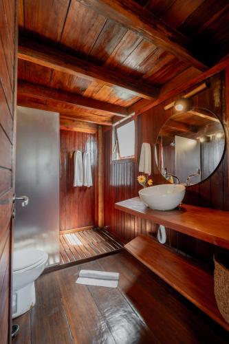a bathroom with two sinks and a mirror at Villa Mango in Icaraí
