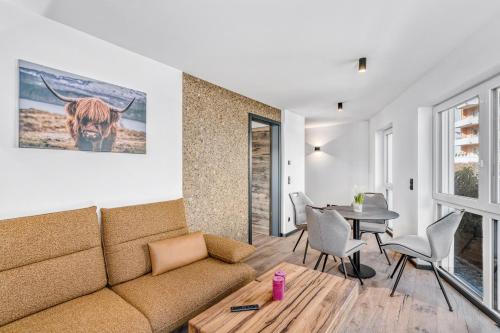 ein Wohnzimmer mit einem Sofa und einem Tisch in der Unterkunft Seequartier 1 - neu & hochwertig in Friedrichshafen