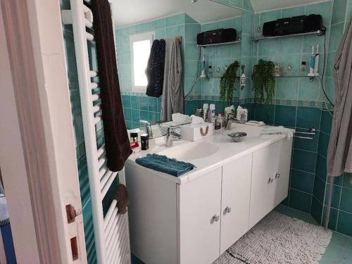 une salle de bain avec un lavabo et un miroir dans l'établissement PORNICHET maison classée 3 étoiles à 700m plage a pieds, à Pornichet