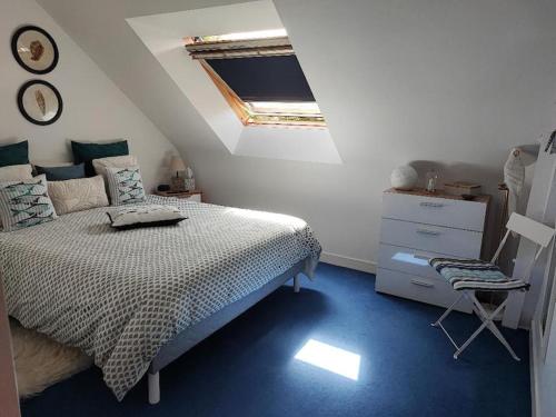 een slaapkamer met een bed, een dressoir en een raam bij Maison Pornichètine classée 3 étoiles à 700m plage a pieds in Pornichet