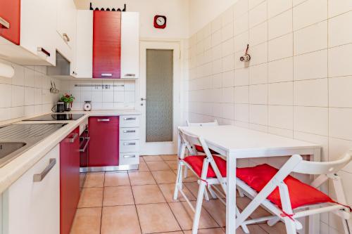 Kitchen o kitchenette sa Metro Malatesta RM