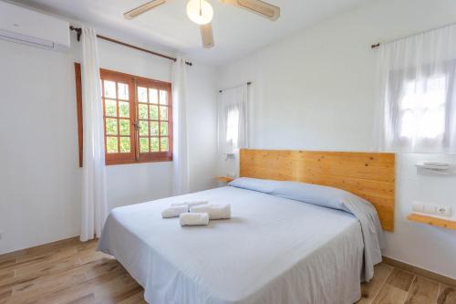 ein Schlafzimmer mit einem Bett mit zwei Handtüchern darauf in der Unterkunft Son Bou Gardens Deluxe 2 in Son Bou