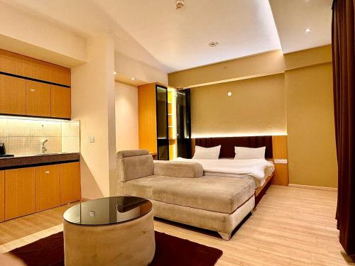 um quarto de hotel com uma cama e um sofá em ARMERIA STAY DLF MY PAD em Lucknow