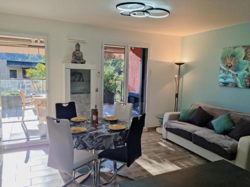 un salon avec une table et un canapé dans l'établissement Infinity - Les Clés de l'Esterel, à Théoule-sur-Mer