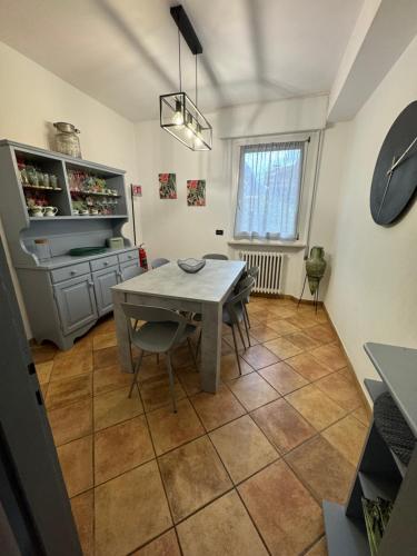 a kitchen with a table and chairs in a room at Oma Margareta Apartment in Limone sul Garda