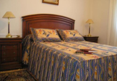 Un dormitorio con una cama con un libro. en Finca El Carbayal, en El Campo