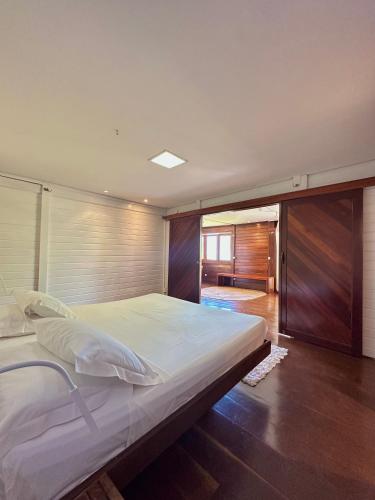 a bedroom with a large bed in a room at Villa Mango in Icaraí