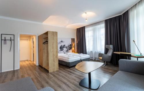 ein Hotelzimmer mit einem Bett und einem Tisch in der Unterkunft Hotel Westbahn in Wien